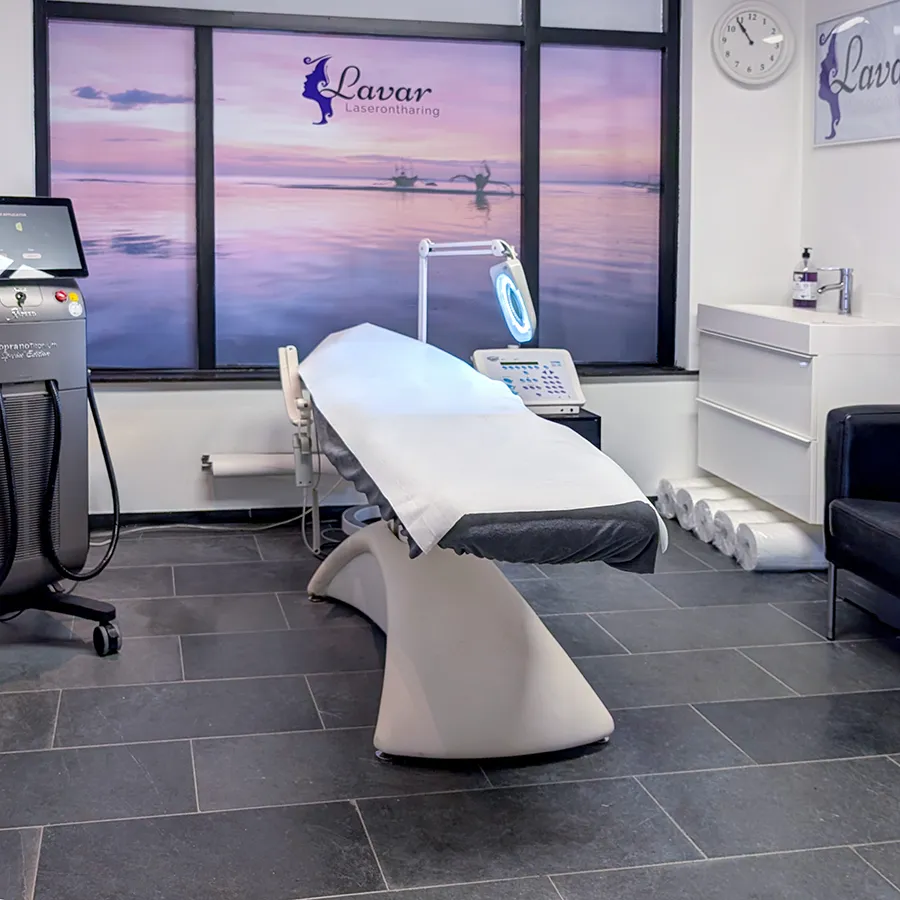 Behandelkamer Lavar Laserontharing Hierden Behandelkamer van laserkliniek Lavar in Hierden met behandelstoel en Soprano Titanium laser